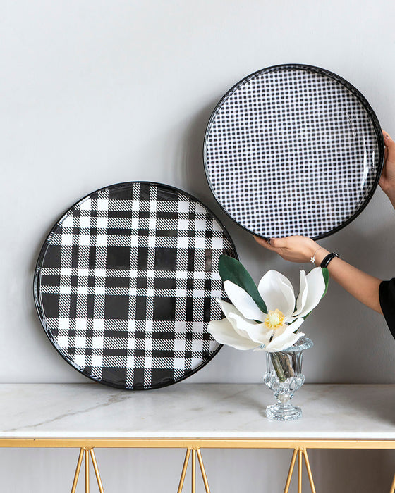 Set of 2 black and grey plaid motif round trays