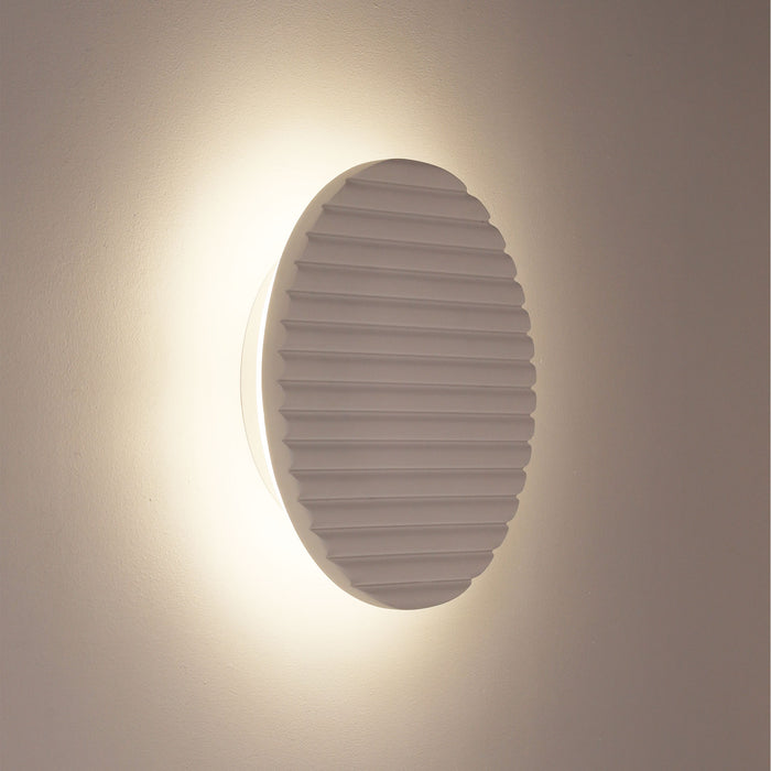 Dot.20 Scalloped Plaster Wall Light