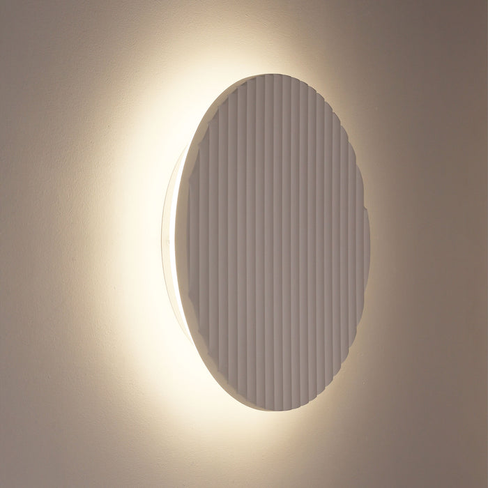 Dot.25 Scalloped Plaster Wall Light