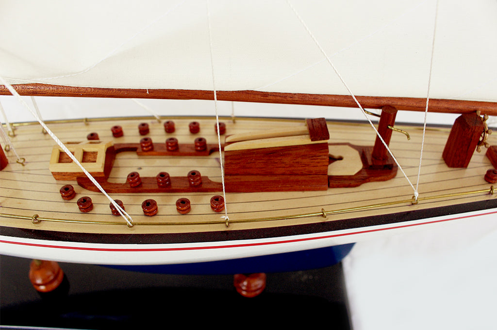 Endeavour Yacht, Blue